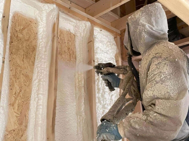 Spray Foam Insulation Solutions in ID vs. Cellulose – Which One Wins?